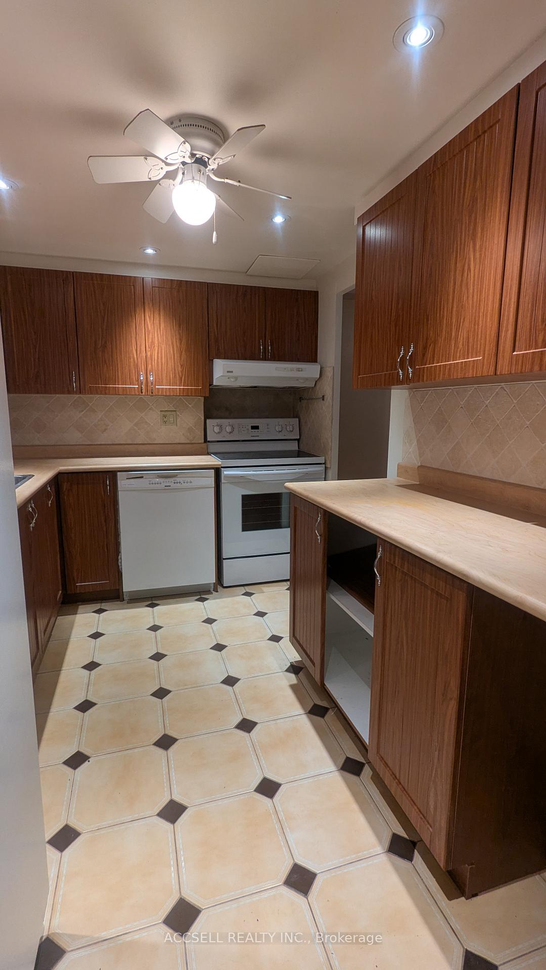 3 Bedrooms Condo at 15 La Rose, Toronto For sale
