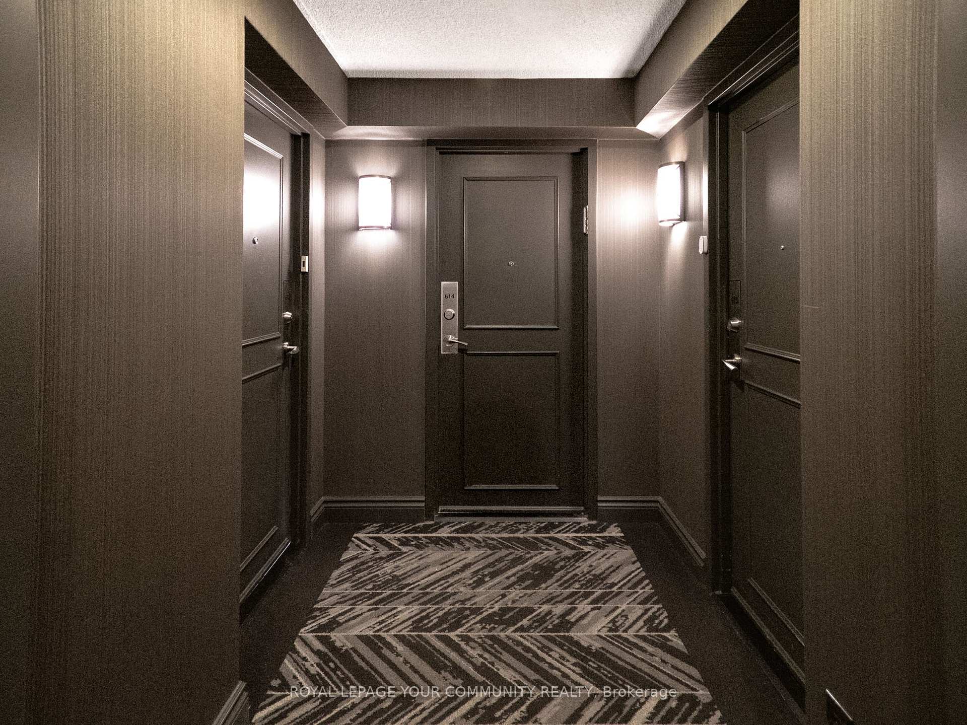 2 Bedrooms Condo at 11 Townsgate, Vaughan For sale