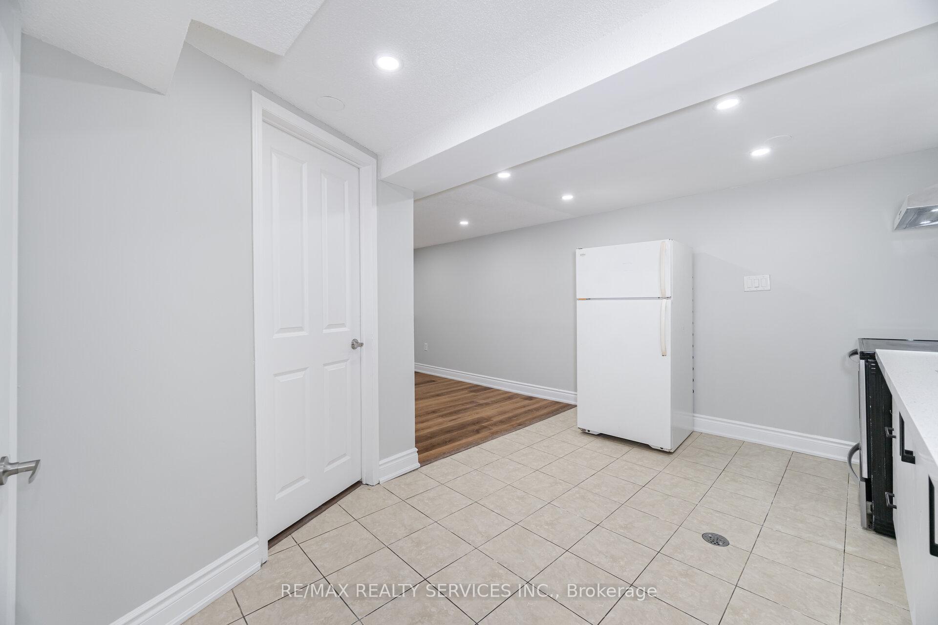 5 Bedrooms Condo at 3525 Brandon Gate, Mississauga For sale