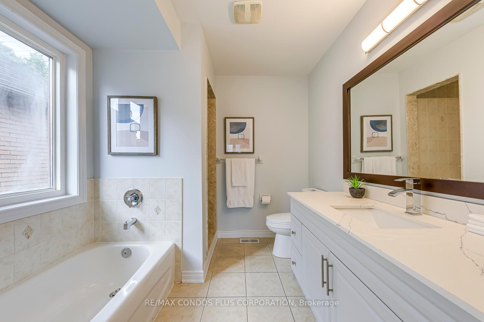 5 Bedrooms Condo at 1015 Galesway, Mississauga For sale