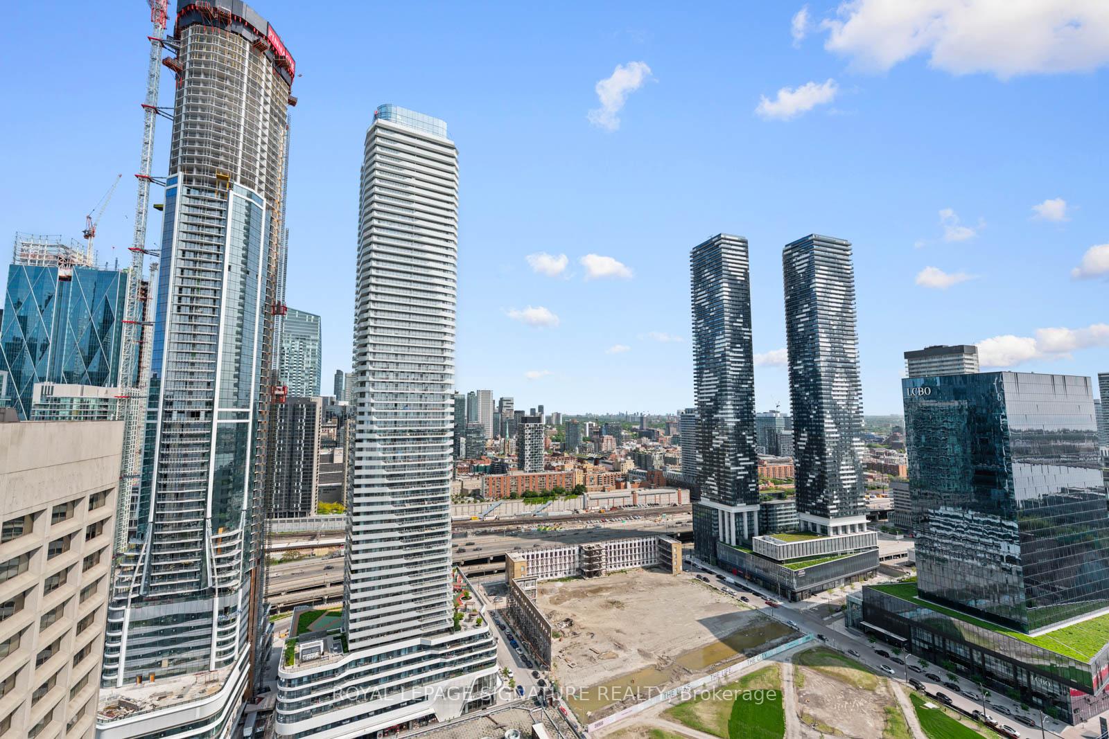 3 Bedrooms Condo at 15 Queens, Toronto For sale