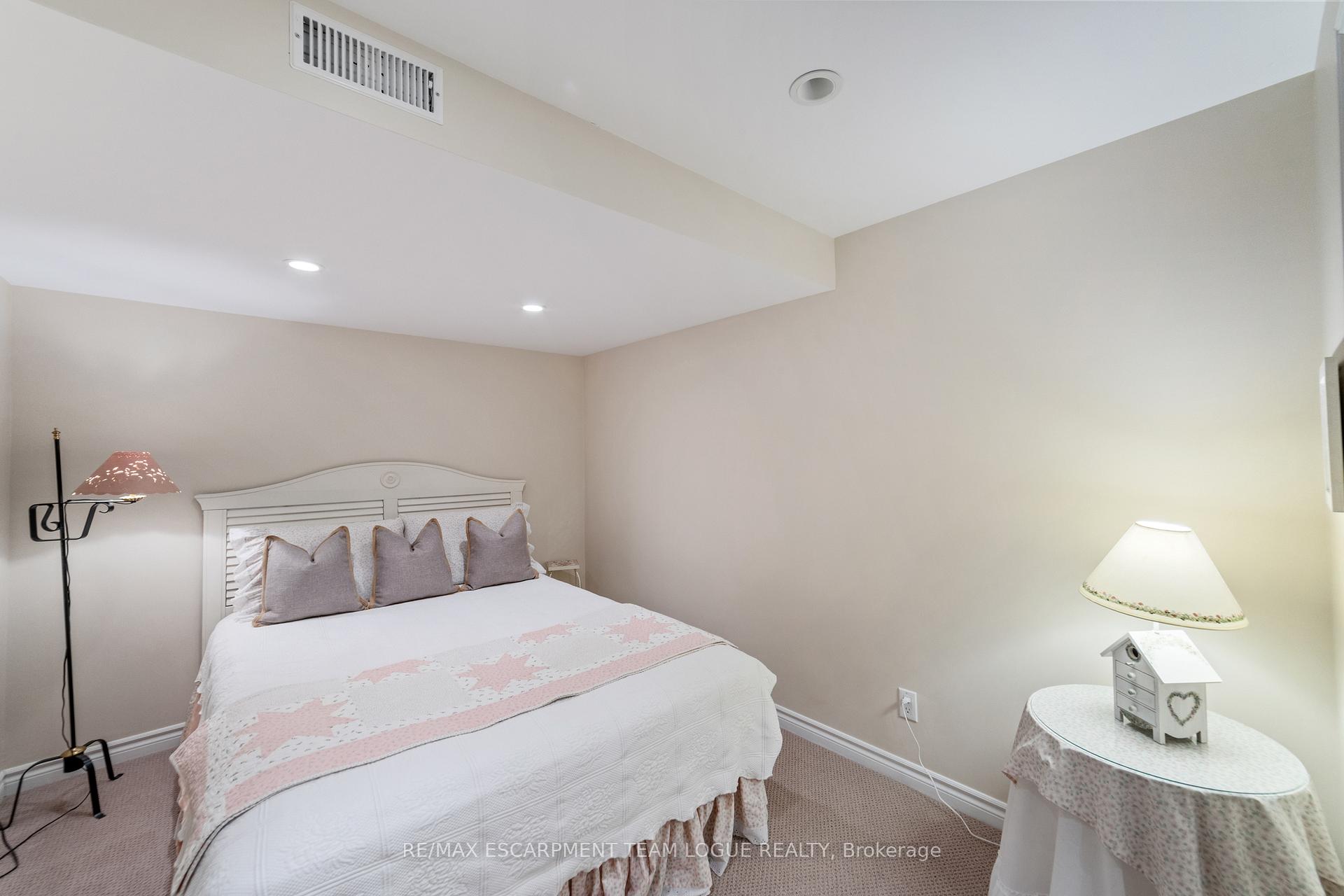 3 Bedrooms Semi-Detached at 4144 STONEBRIDGE,  Burlington For sale