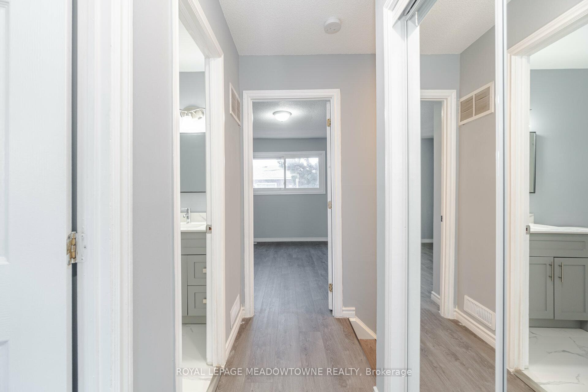 3 Bedrooms Condo at 11 Harrisford, Hamilton For sale