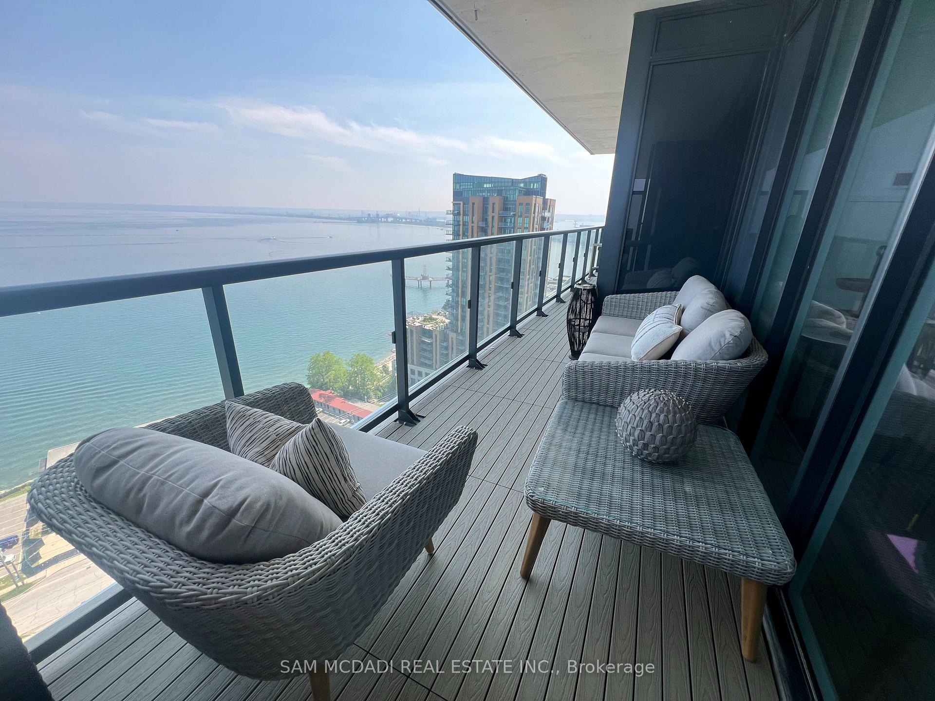 3 Bedrooms Condo at 370 Martha, Burlington For sale