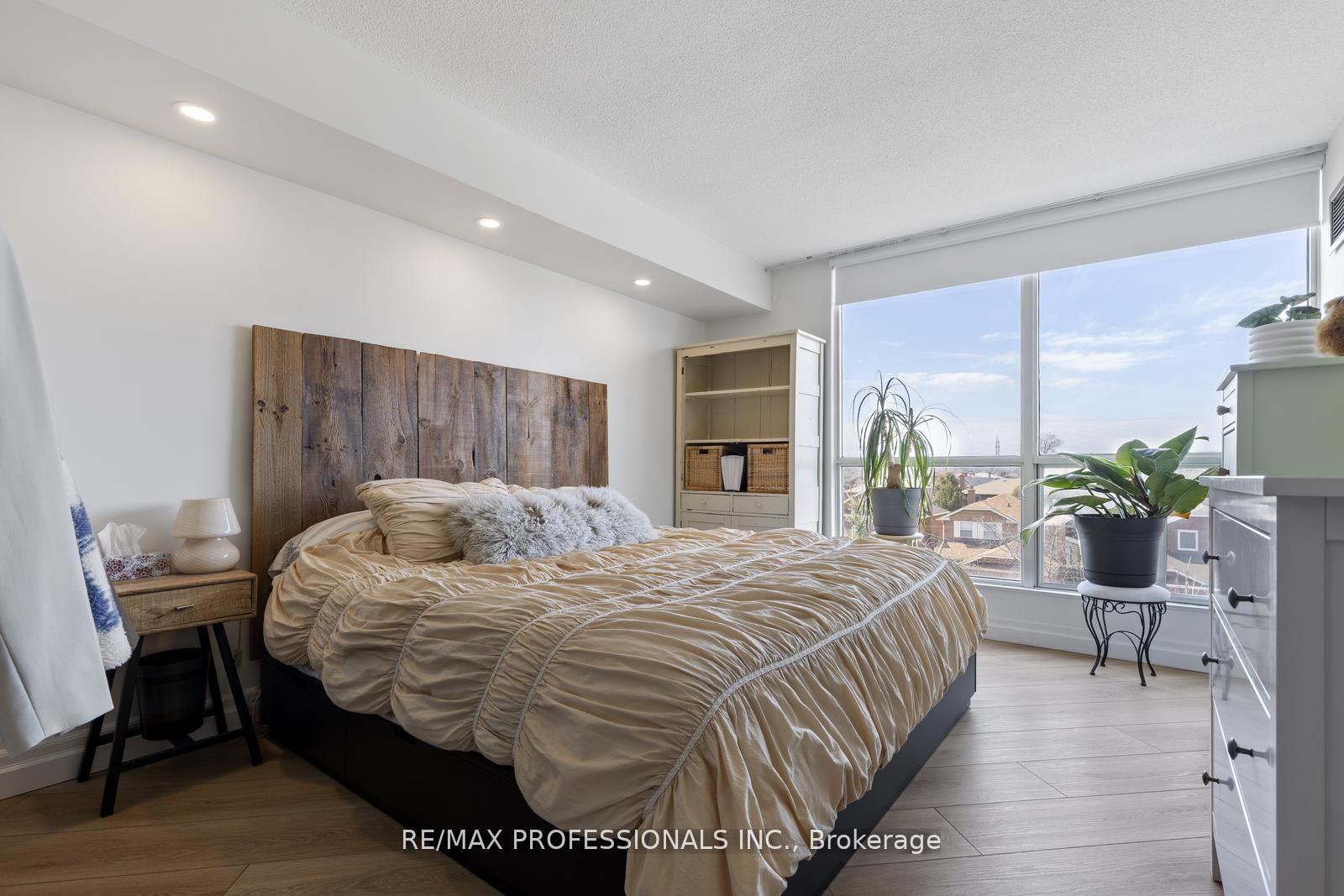 2 Bedrooms Condo at 1500 Grazia, Mississauga For sale