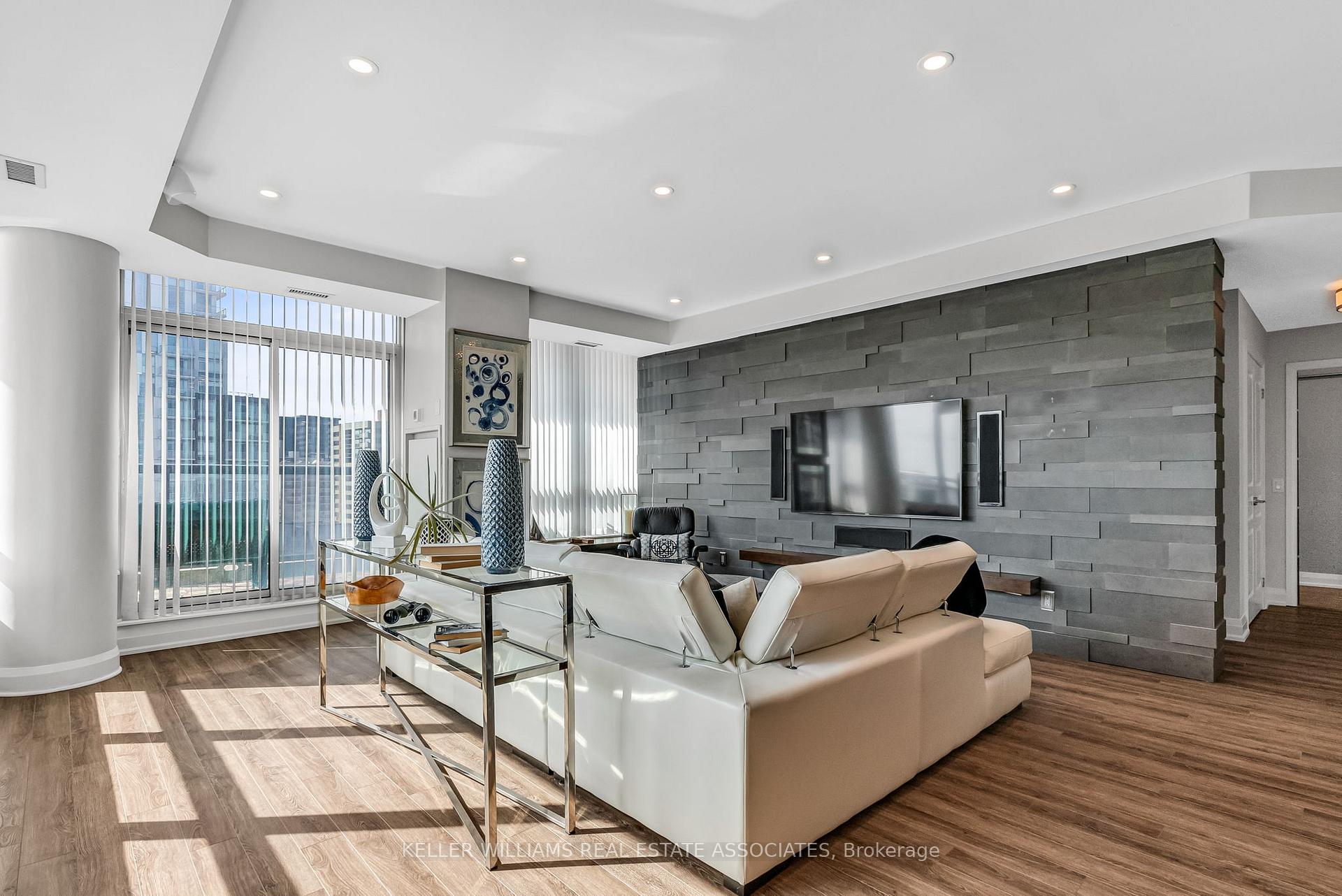 2 Bedrooms Condo at 1 Hurontario, Mississauga For sale