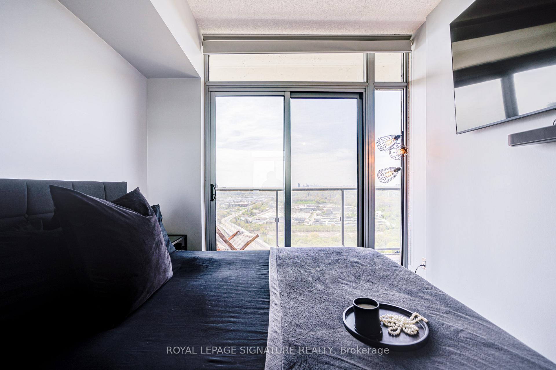 2 Bedrooms Condo at 105 The Queensway, Toronto For sale