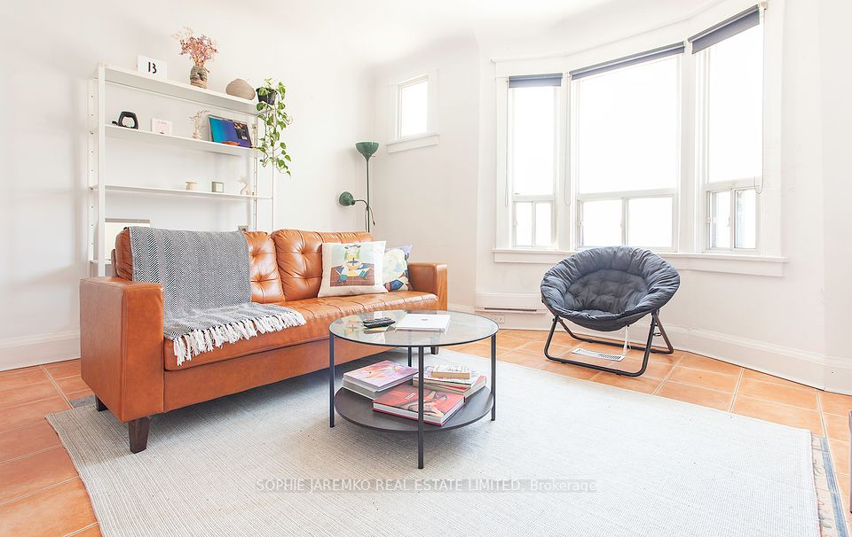 2102A Dundas