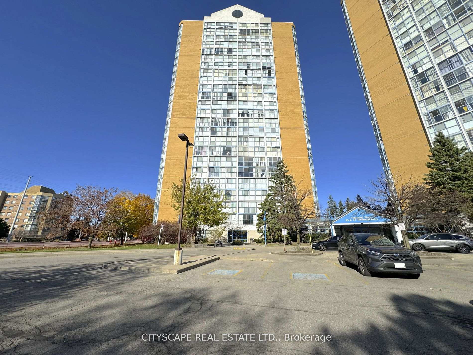 2 Bedrooms Condo at 25 Trailwood, Mississauga For sale