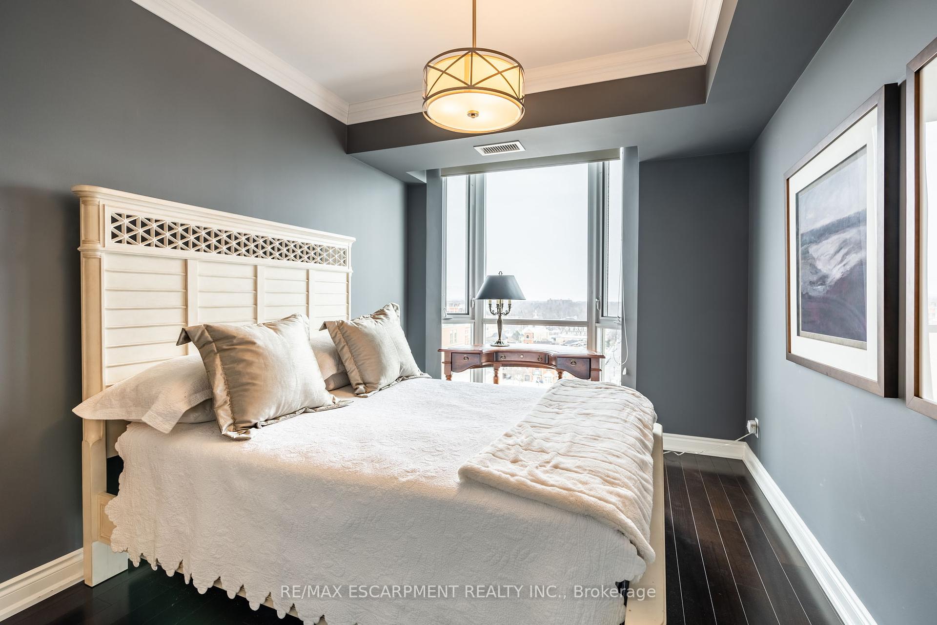 2 Bedrooms Condo at 1477 Lakeshore, Burlington For sale