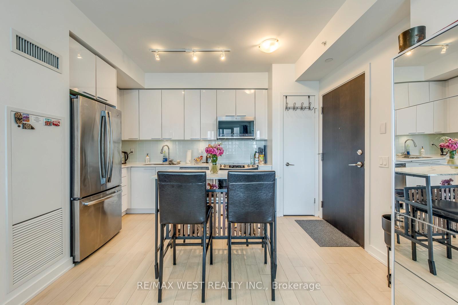 1 Bedroom Condo at 10 Park Lawn, Toronto For sale