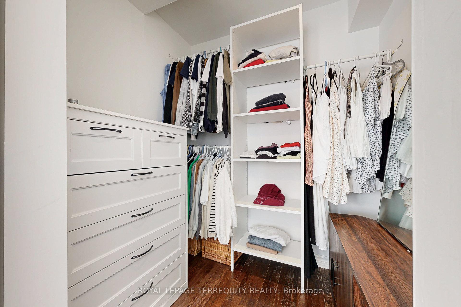 3 Bedrooms Condo at 25 Laidlaw, Toronto For sale