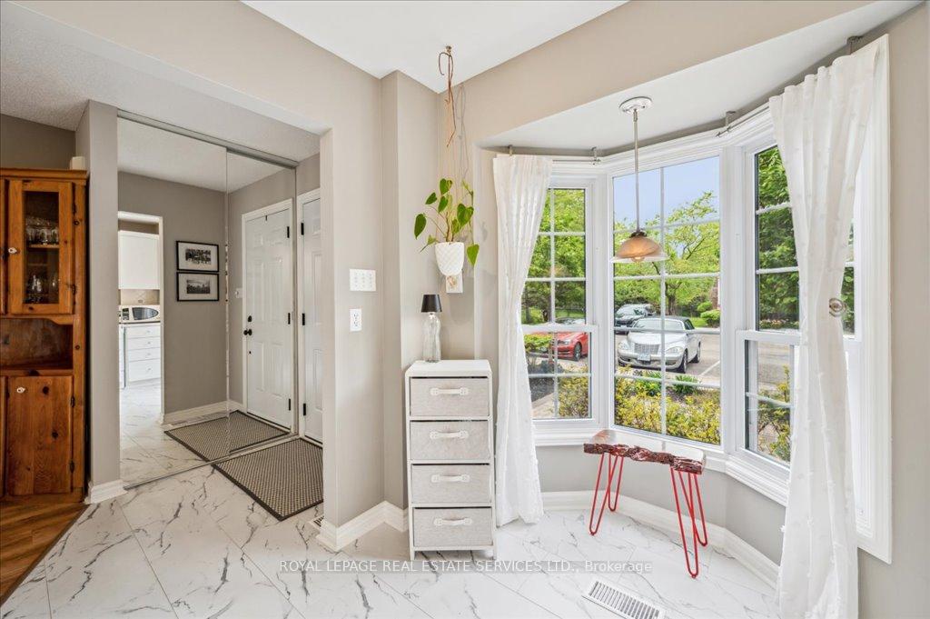 2 Bedrooms Condo at 1275 Maple Crossing, Burlington For sale