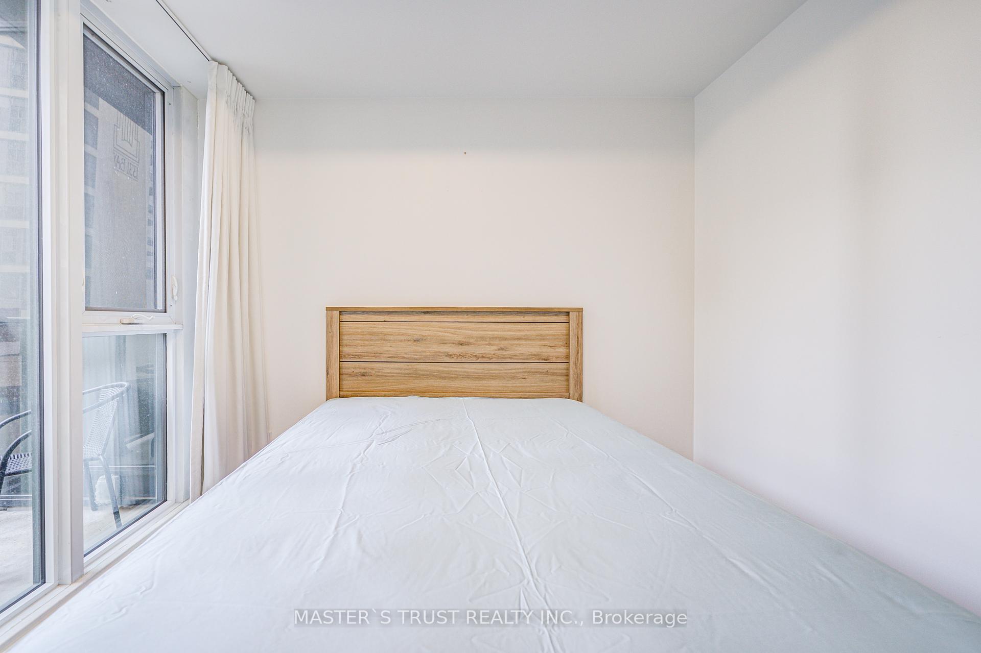 2 Bedrooms Condo at 32 Davenport, Toronto For sale