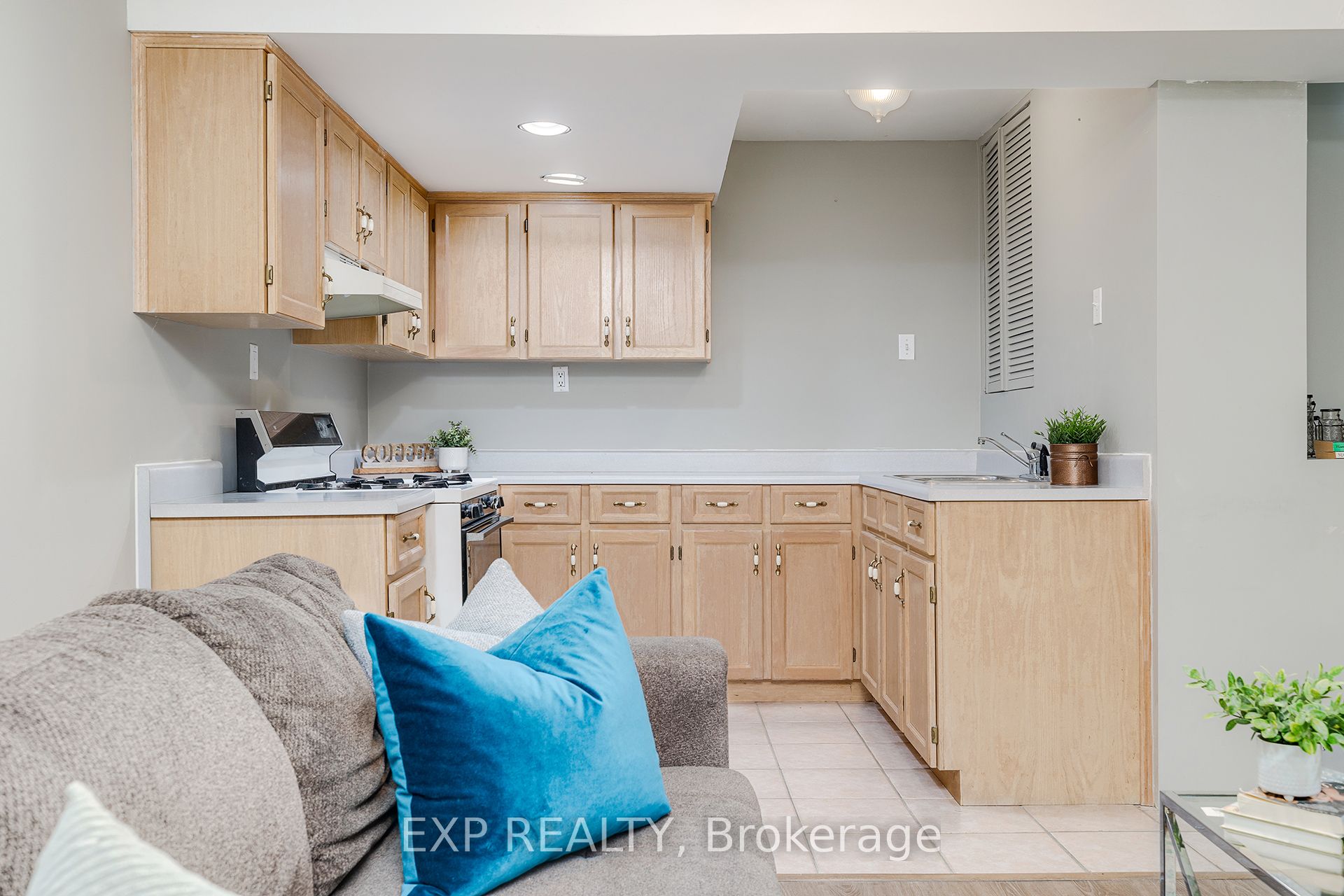 172 Queen Street W