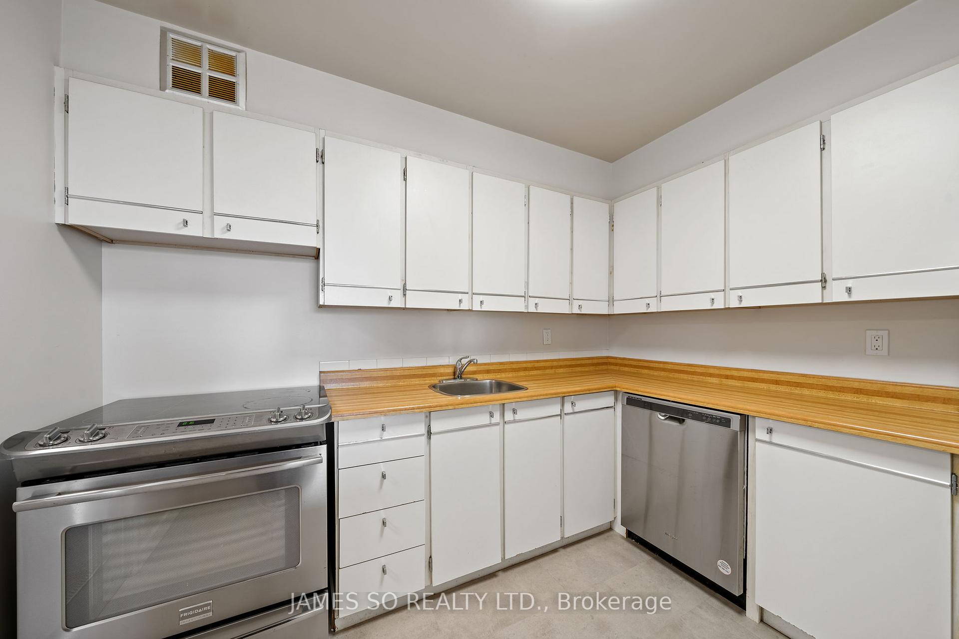 3 Bedrooms Condo at 20 Fashion Roseway,  Toronto For sale