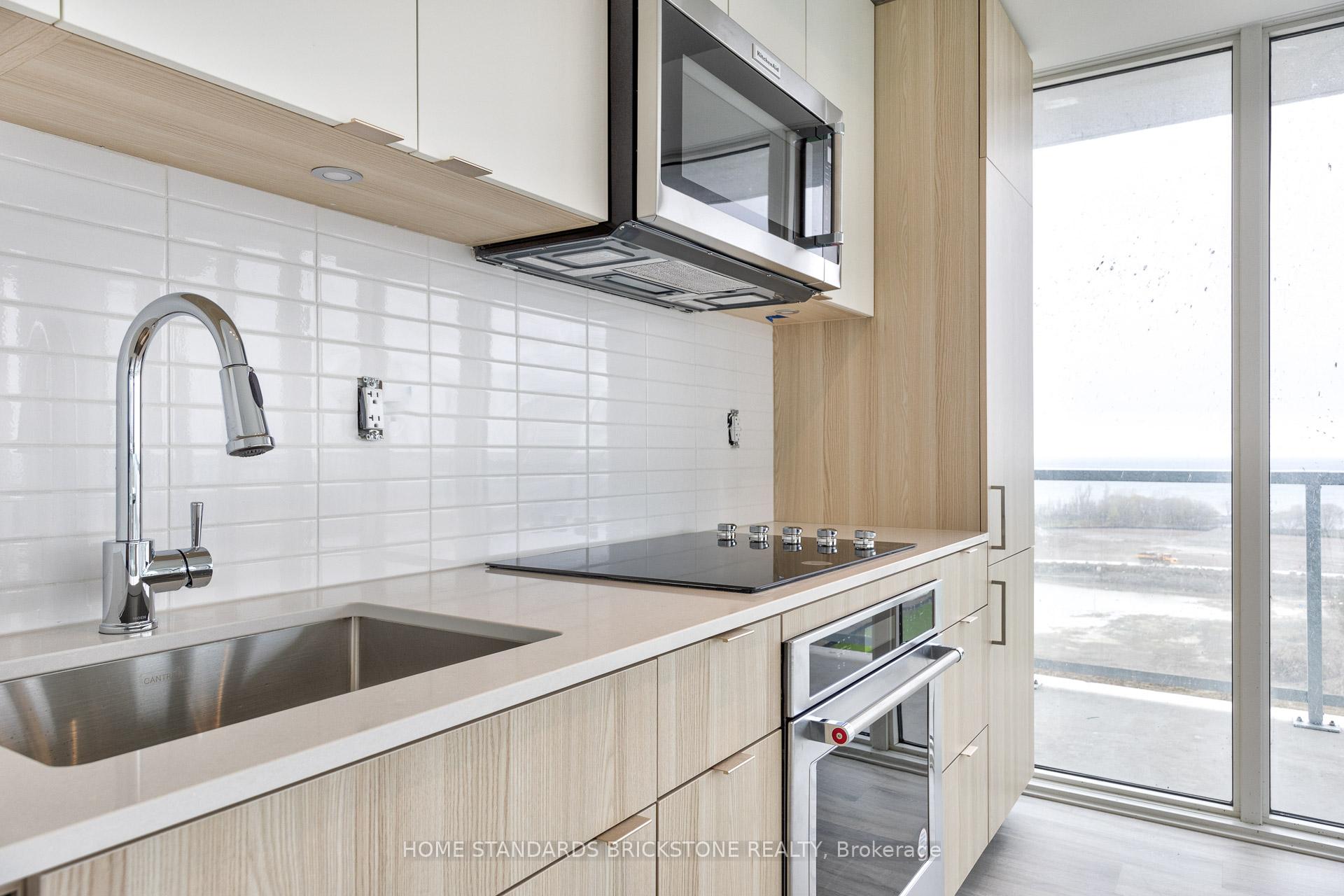 3 Bedrooms Condo at 220 Missinnihe, Mississauga For sale
