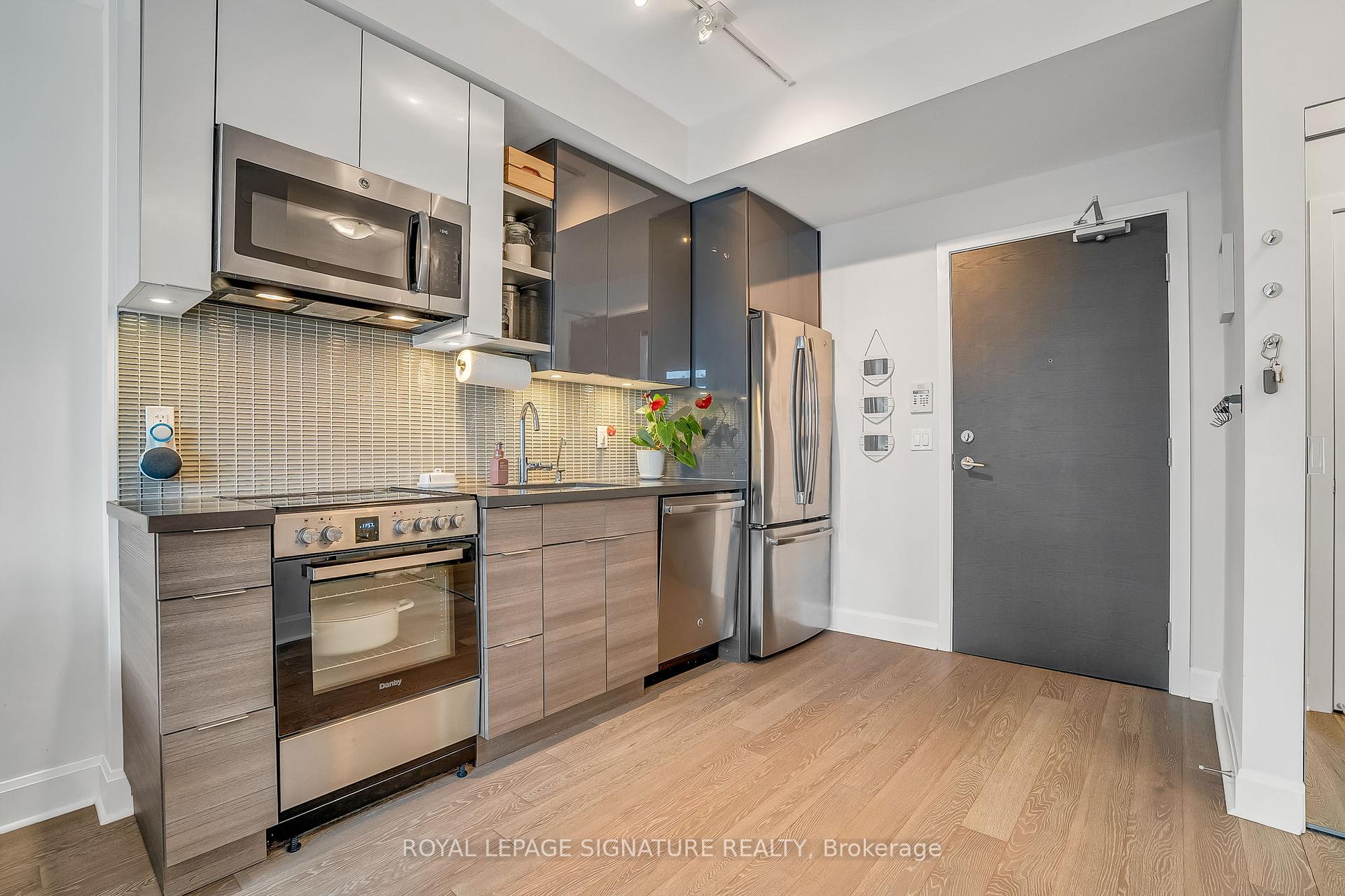 1 Bedroom Condo at 33 Shore Breeze, Toronto For sale