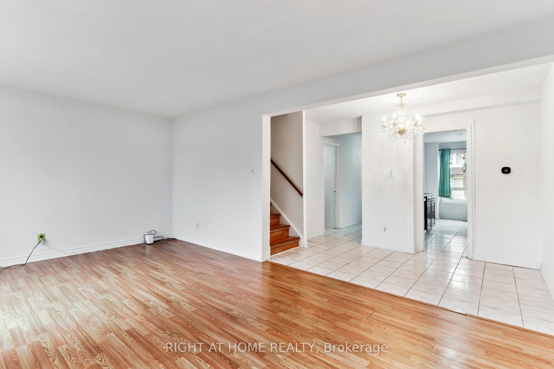 6 Bedrooms Condo at 44 Chester Le, Toronto For sale