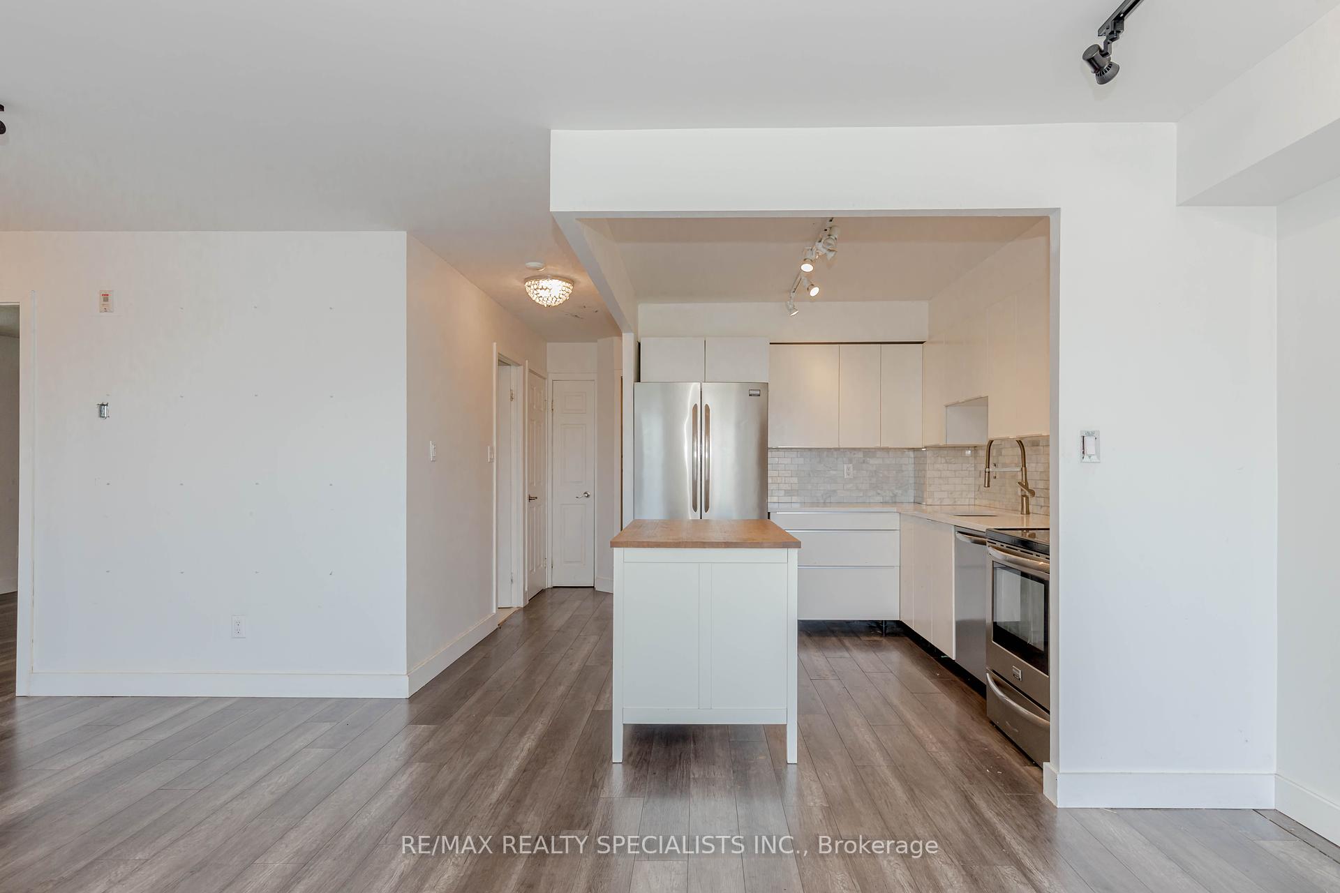 2 Bedrooms Condo at 32 Tannery, Mississauga For sale