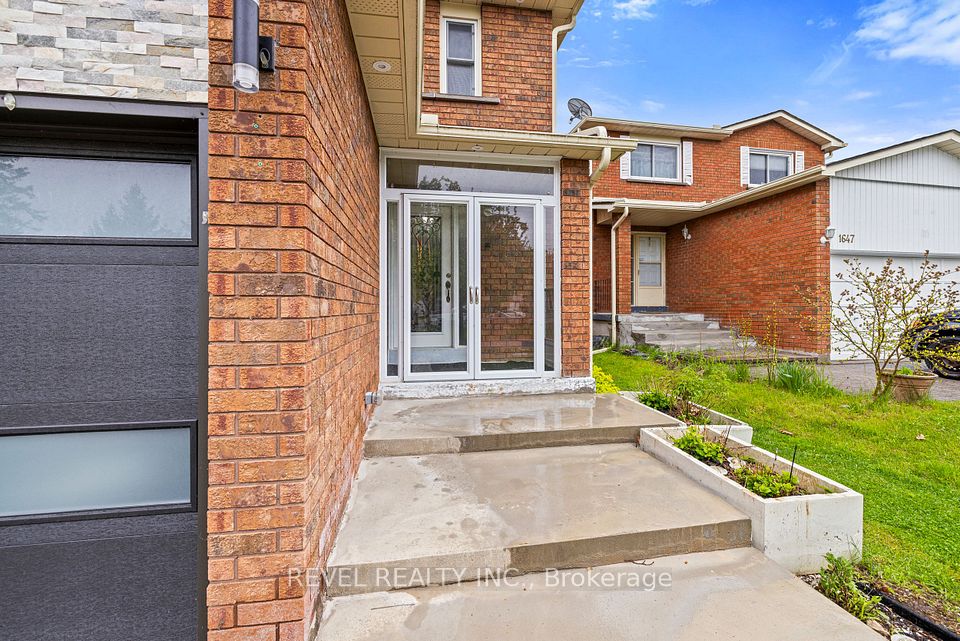 1649 Beaton Way, Pickering, ON L1X 1X7