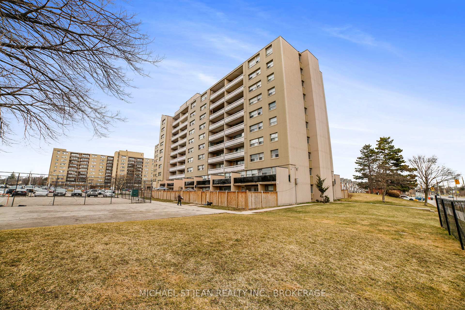 3 Bedrooms Condo at 15 Albright,  Hamilton For sale