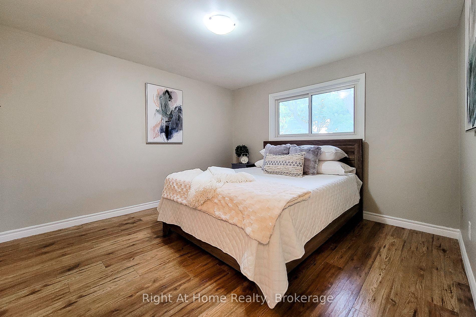 3 Bedrooms Condo at 8 Glenburn, Hamilton For sale