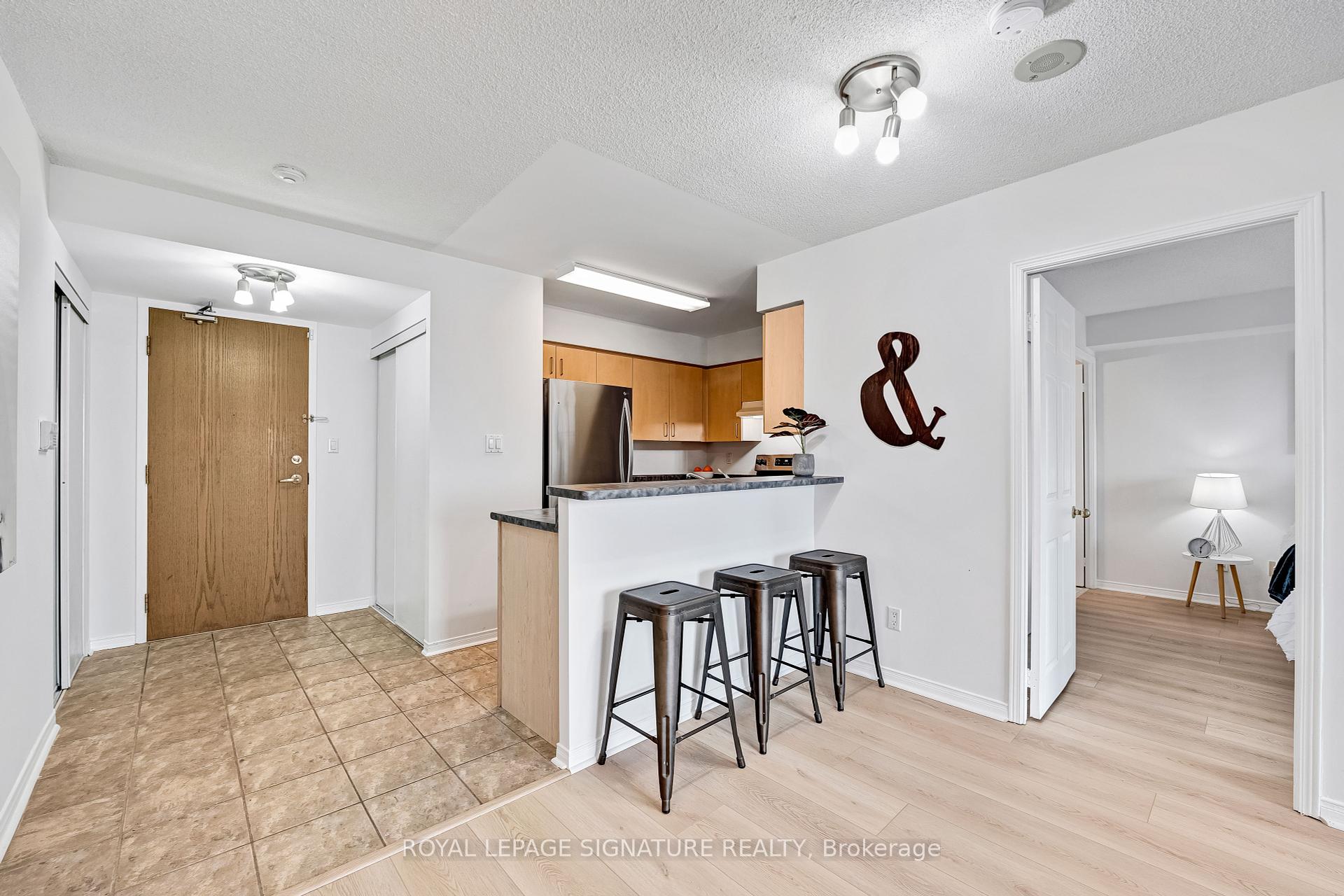 2 Bedrooms Condo at 233 Beecroft, Toronto For sale
