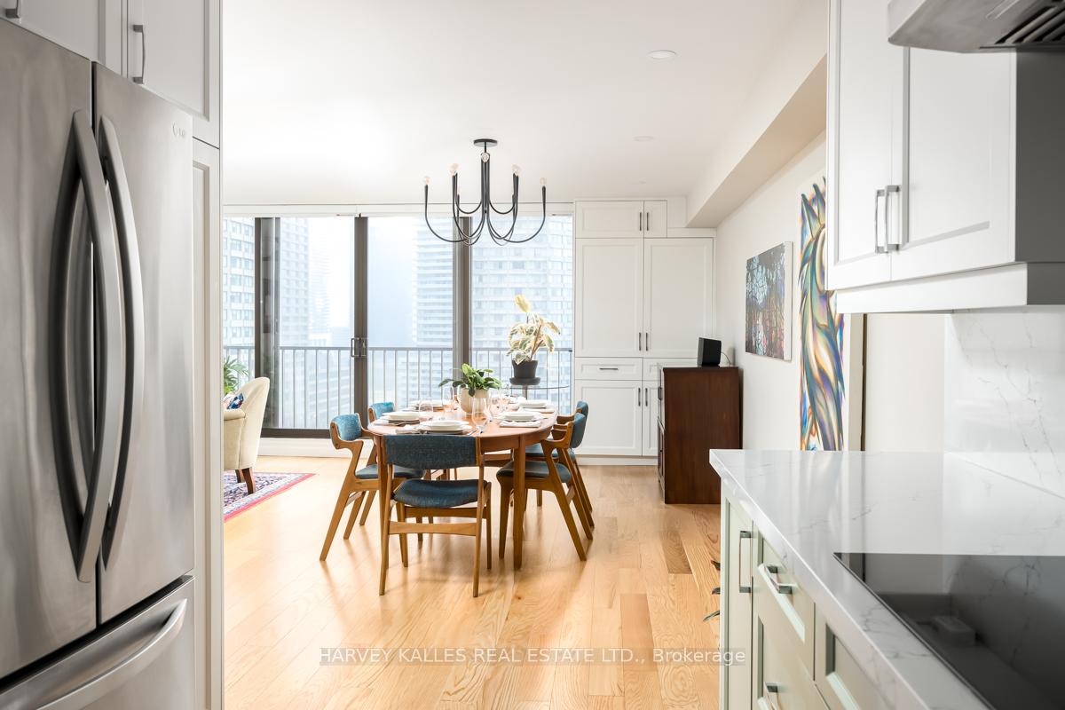 3 Bedrooms Condo at 33 Harbour, Toronto For sale