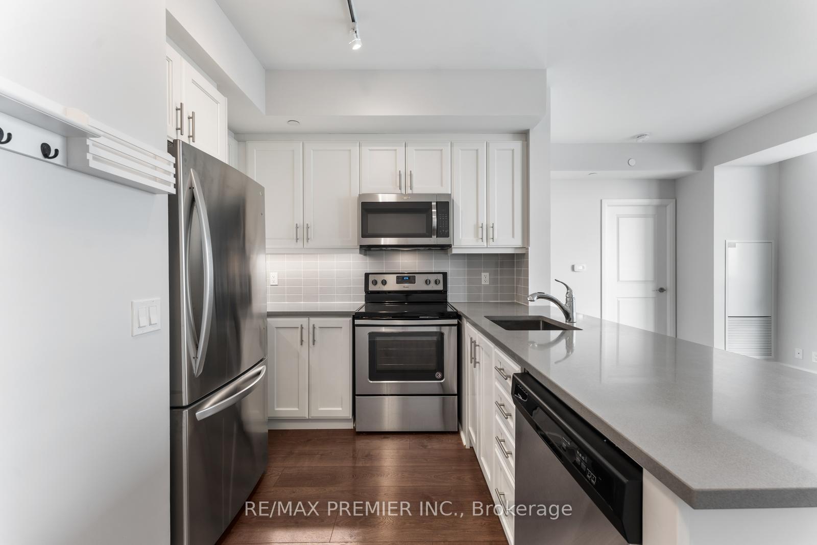 2 Bedrooms Condo at 15 Zorra,  Toronto For sale