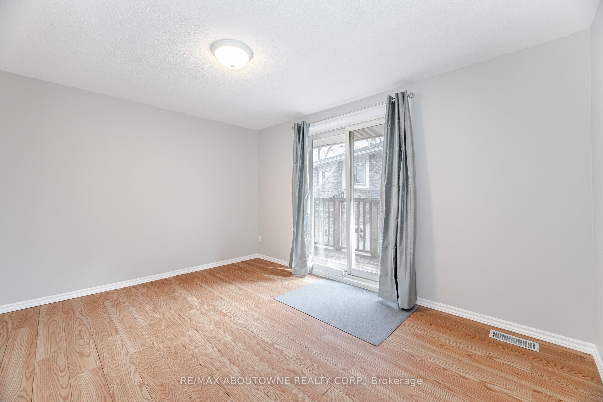 3 Bedrooms Condo at 961 Francis,  Burlington For sale