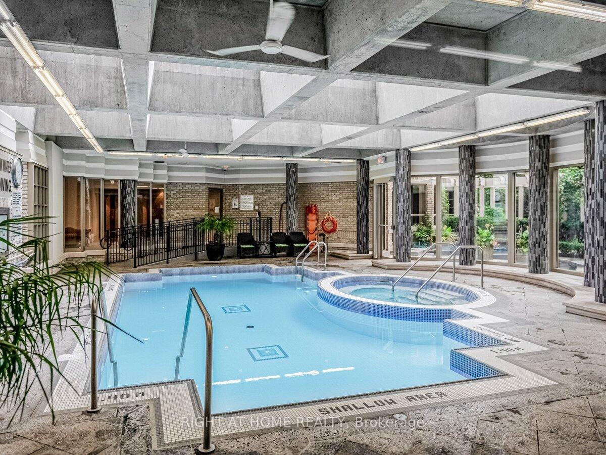 1 Bedroom Condo at 55 Kingsbridge Garden,  Mississauga For sale