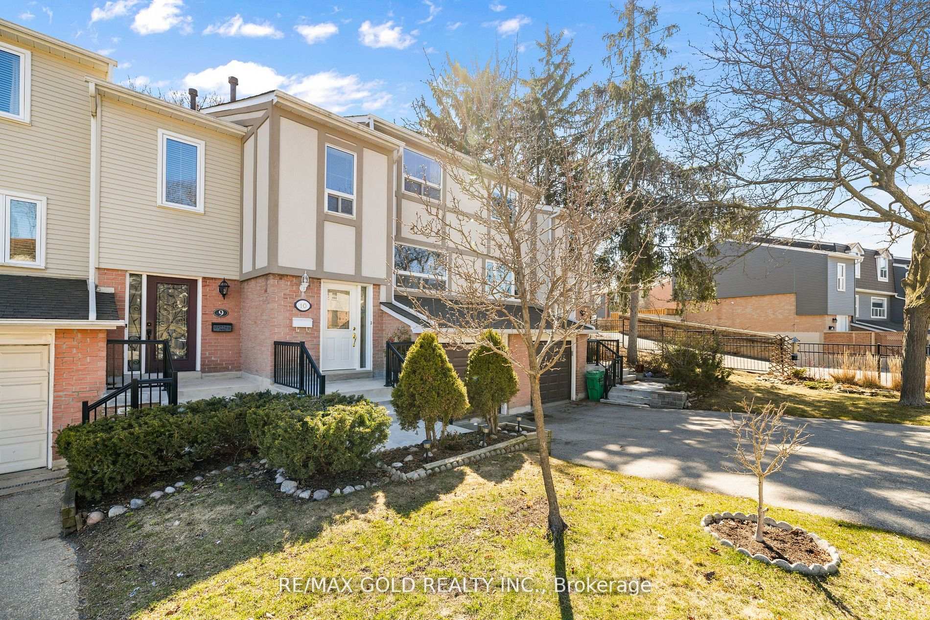 4 Bedrooms Condo at 1050 Shawnmarr, Mississauga For sale