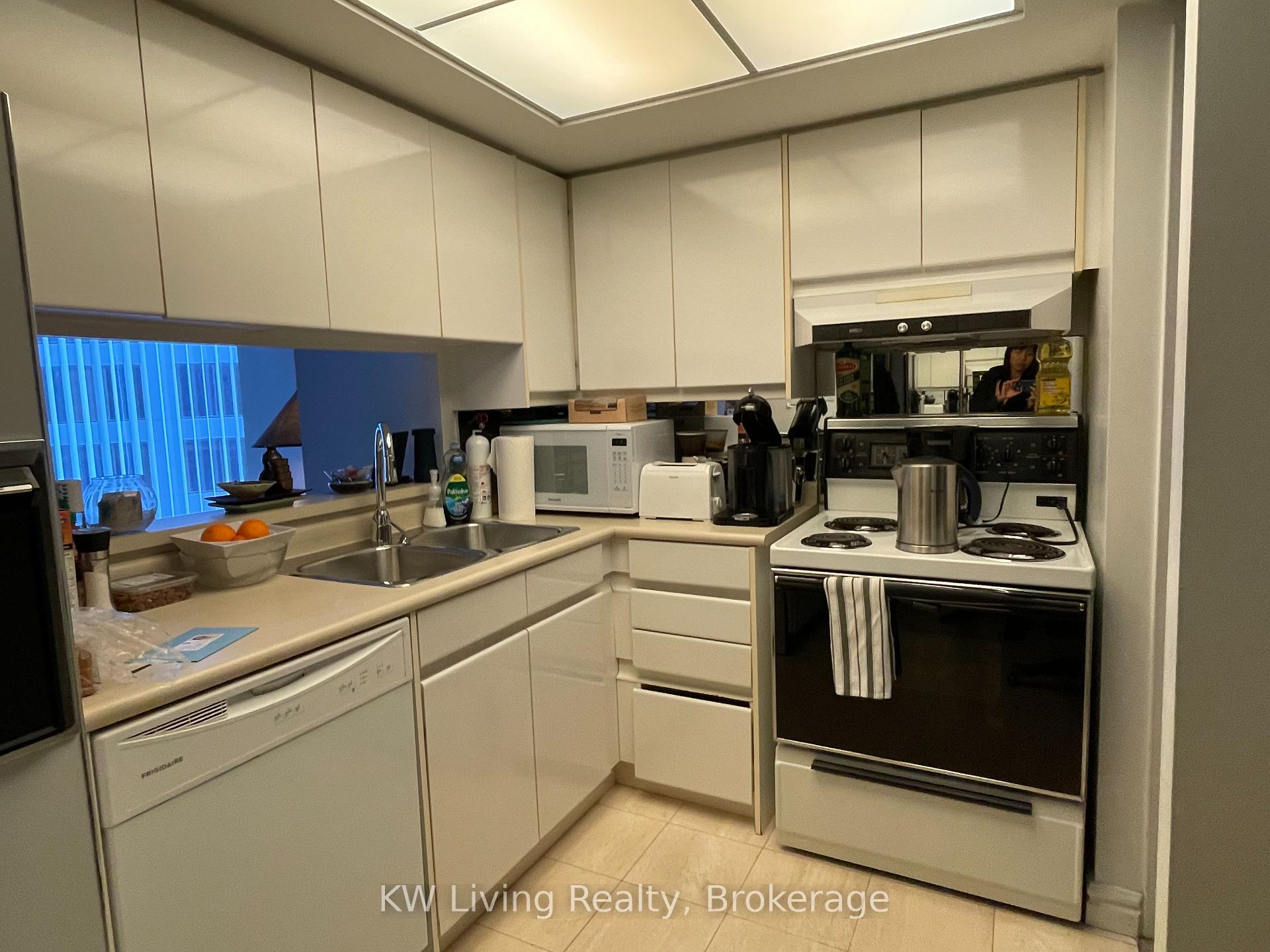 2 Bedrooms Condo at 33 University,  Toronto For sale