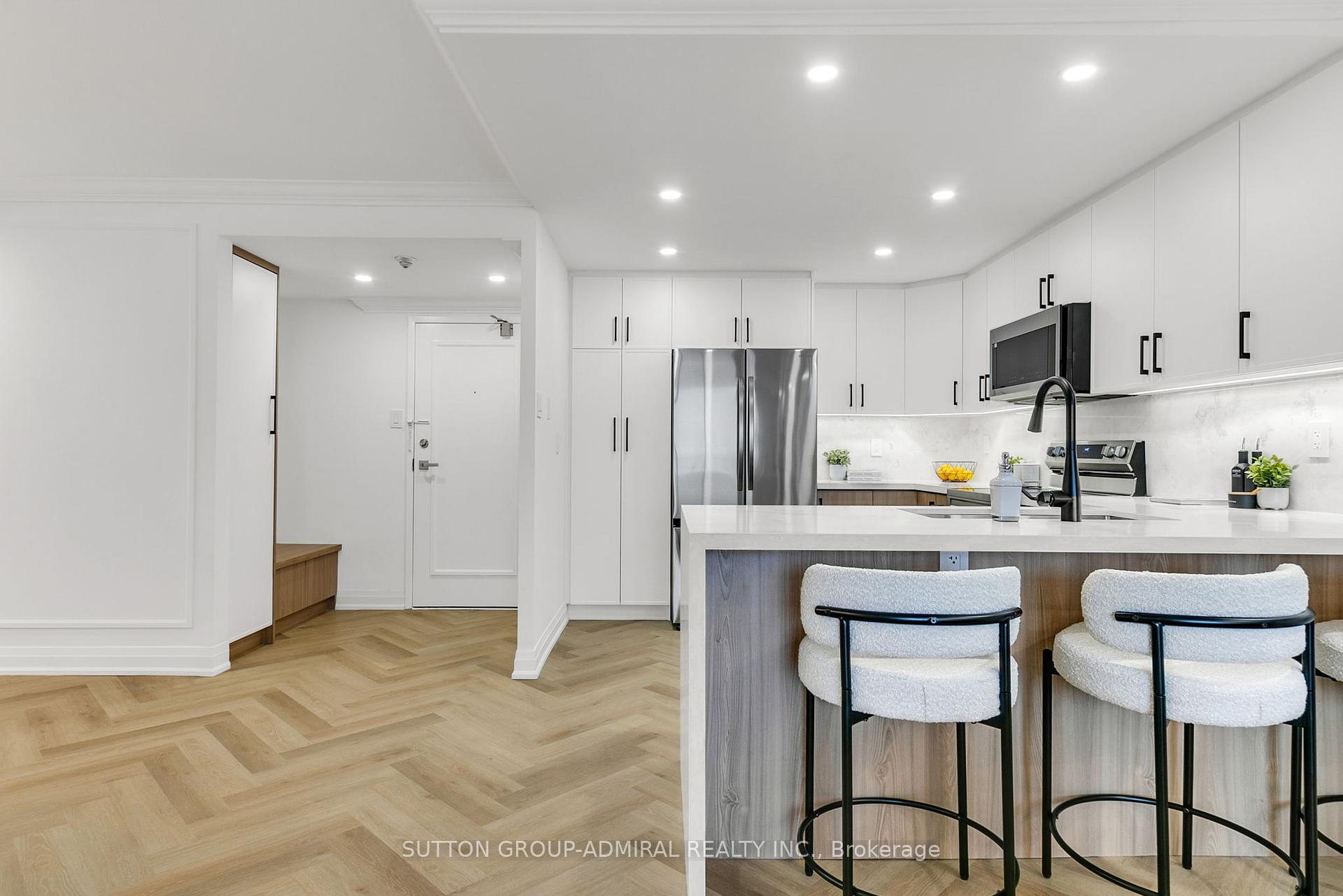 2 Bedrooms Condo at 7601 Bathurst, Vaughan For sale
