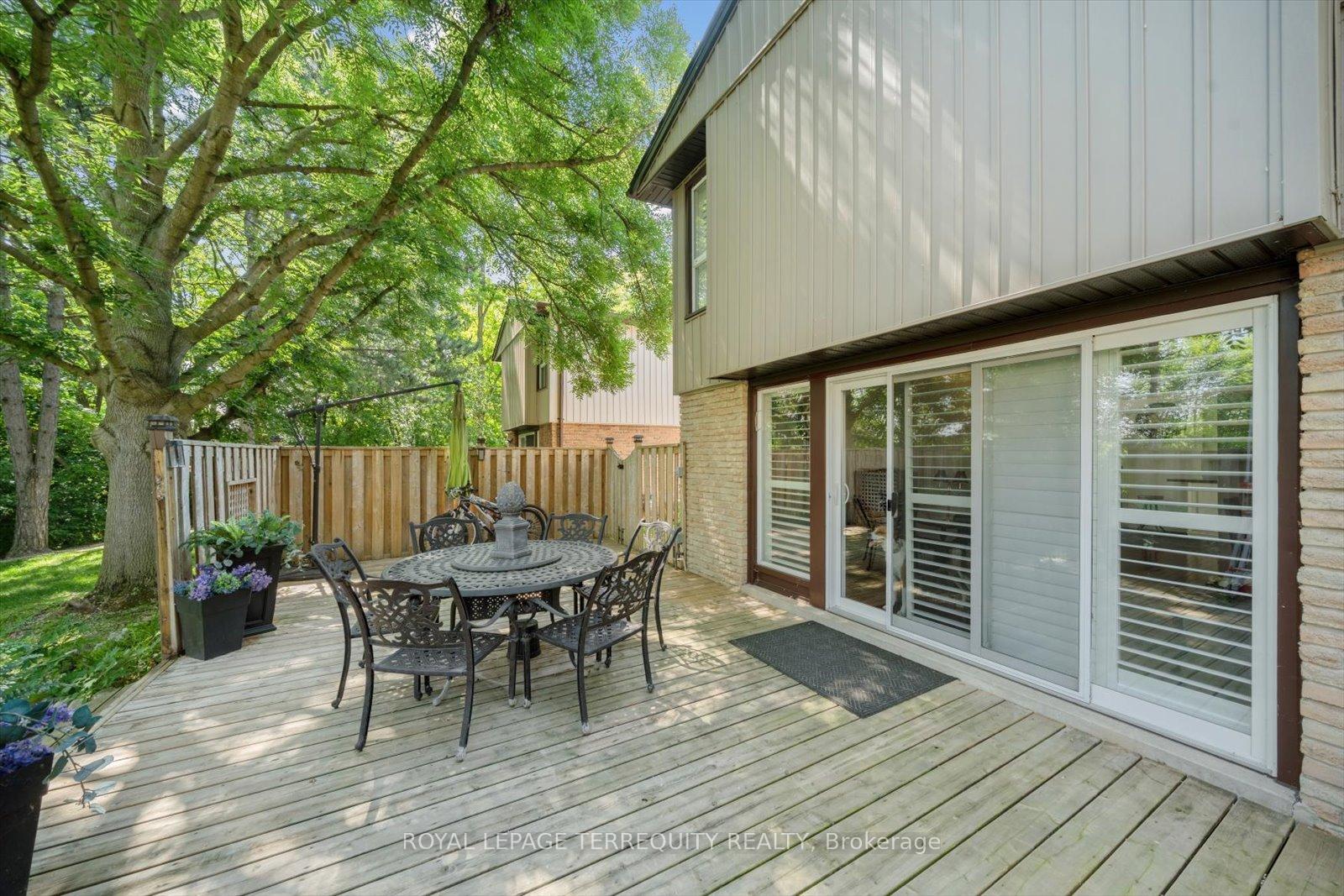 4 Bedrooms Condo at 1825 Hyde Mill, Mississauga For sale