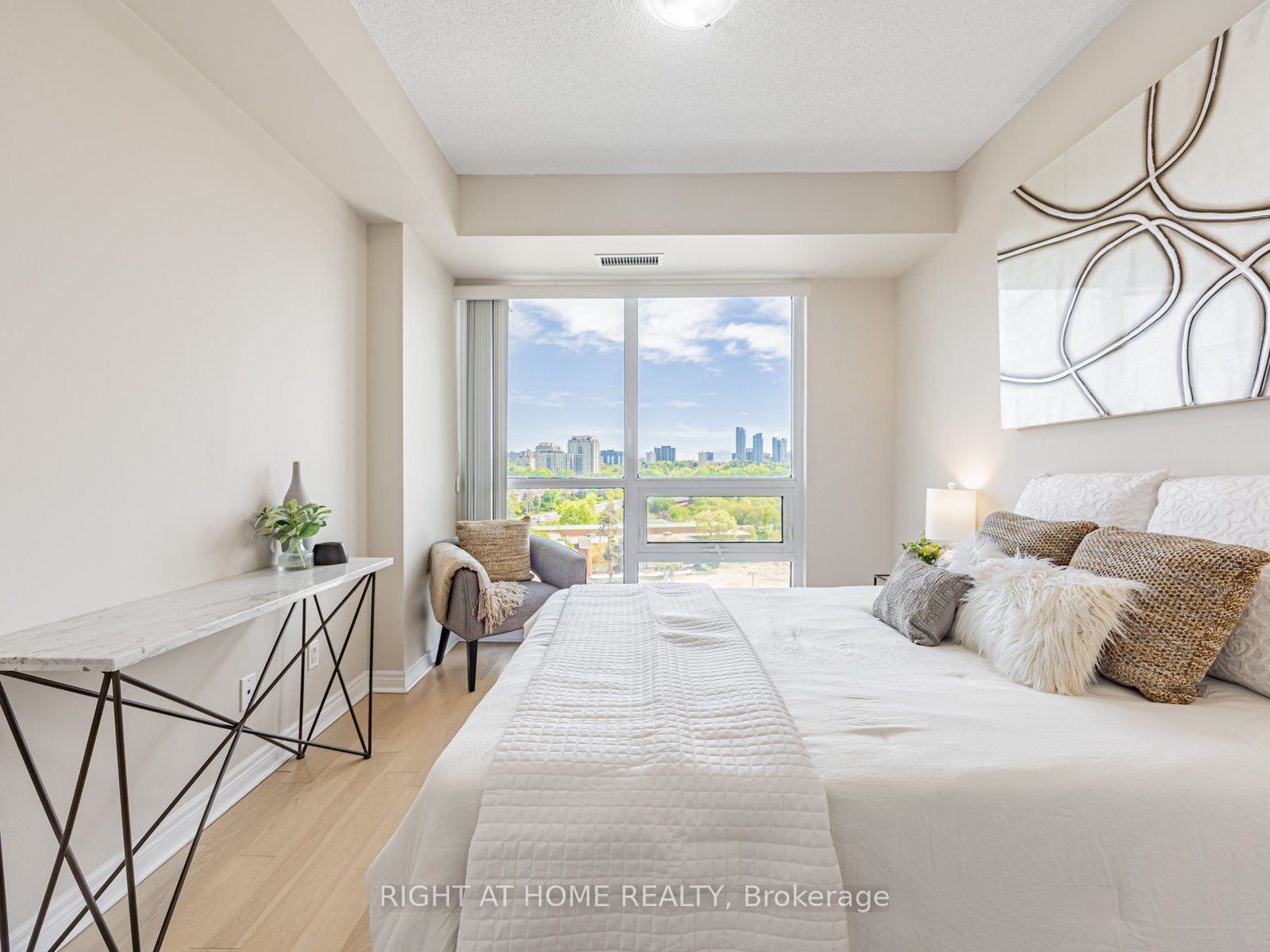 2756 Old Leslie Street, #811