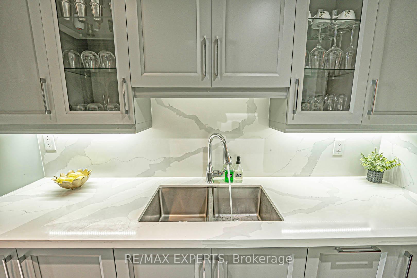 3 Bedrooms Condo at 1625 Bloor, Mississauga For sale