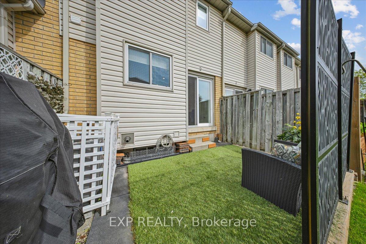 3 Bedrooms Condo at 2920 Headon Forest, Burlington For sale