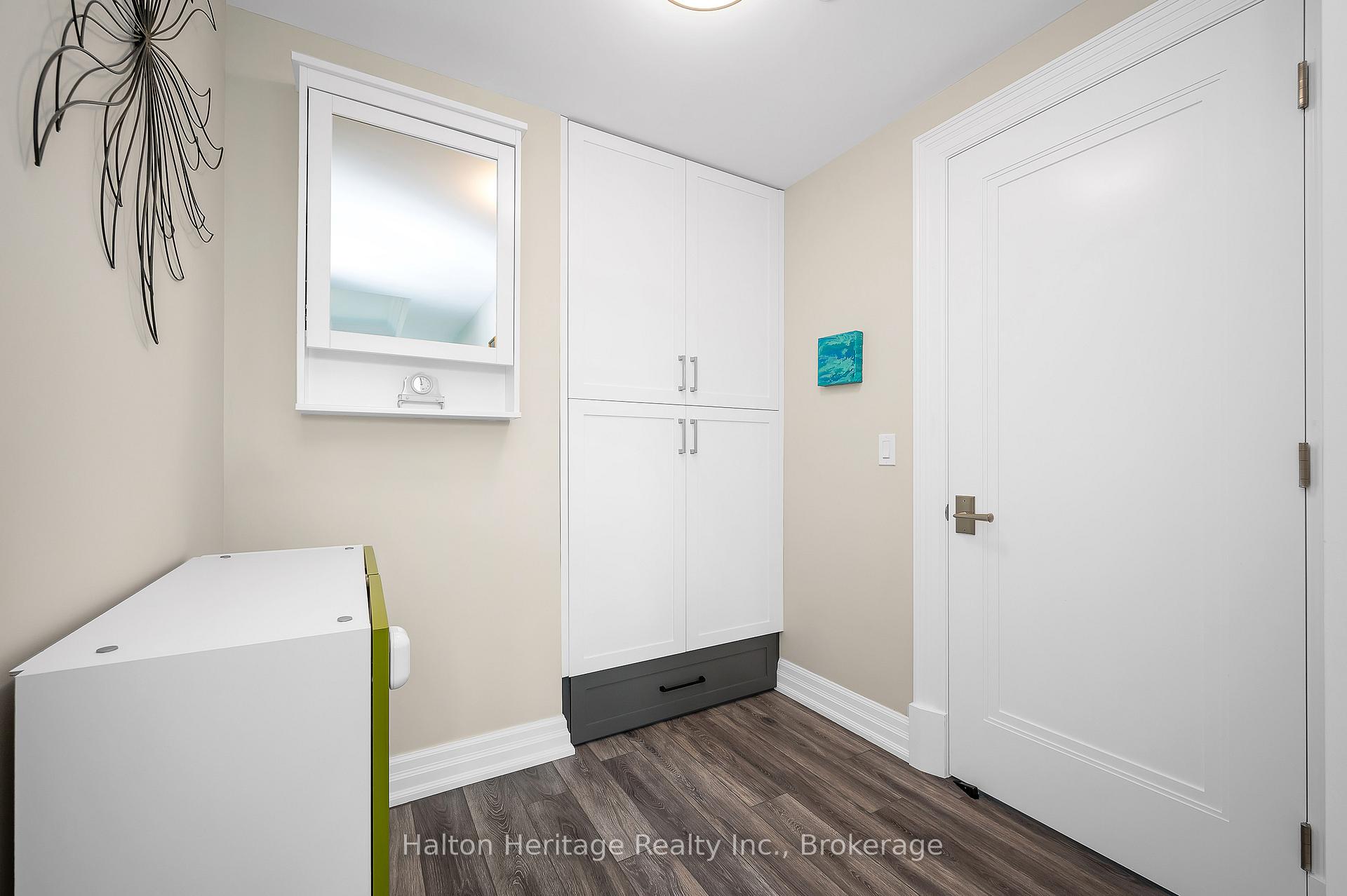 2 Bedrooms Condo at 2060 Lakeshore, Burlington For sale