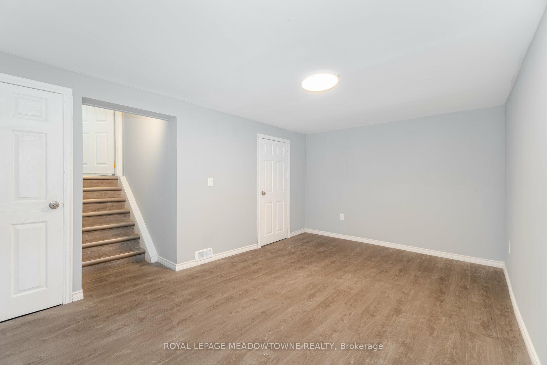 3 Bedrooms Condo at 11 Harrisford, Hamilton For sale