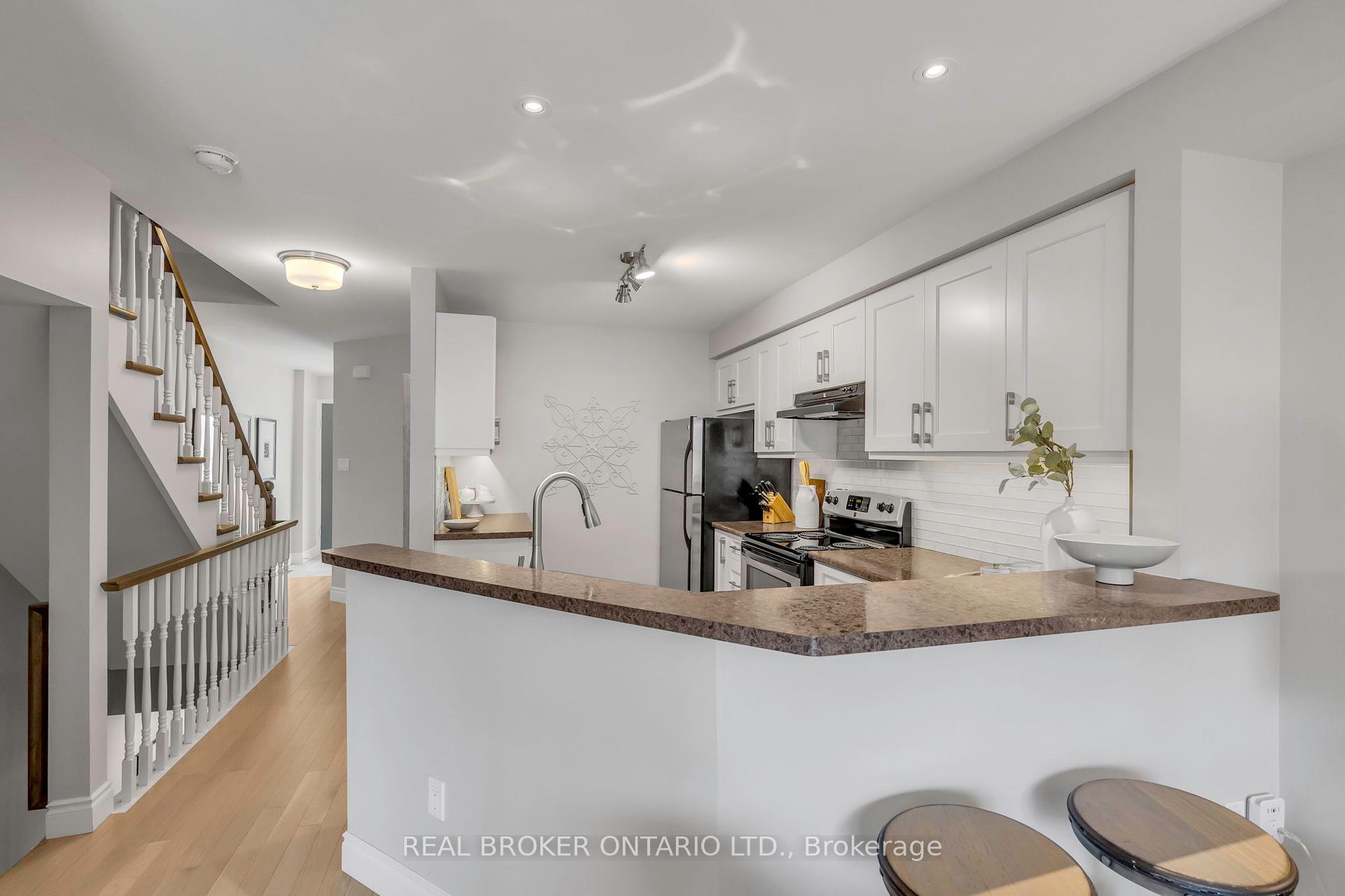 2 Bedrooms Condo at 2015 Cleaver, Burlington For sale