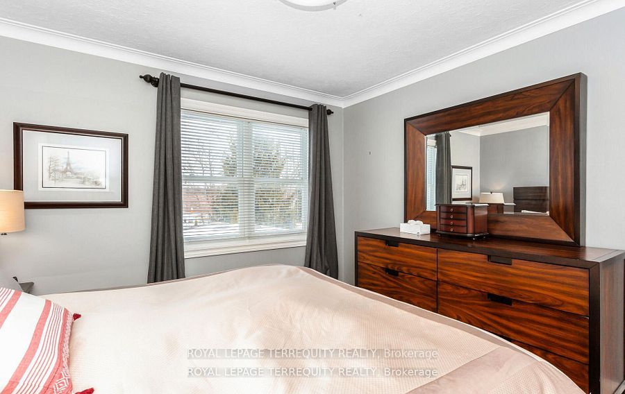 9 Wenonah Drive, Mississauga, ON L5G 3V8