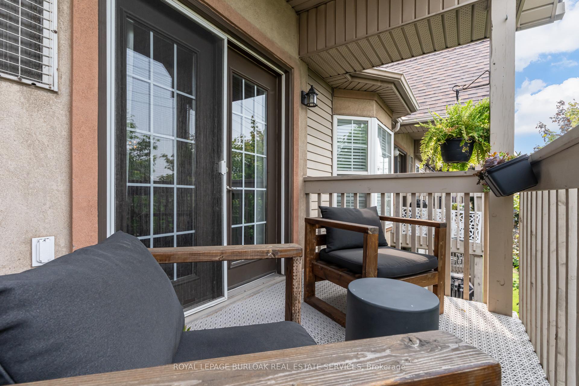 2 Bedrooms Condo at 4003 Kilmer, Burlington For sale
