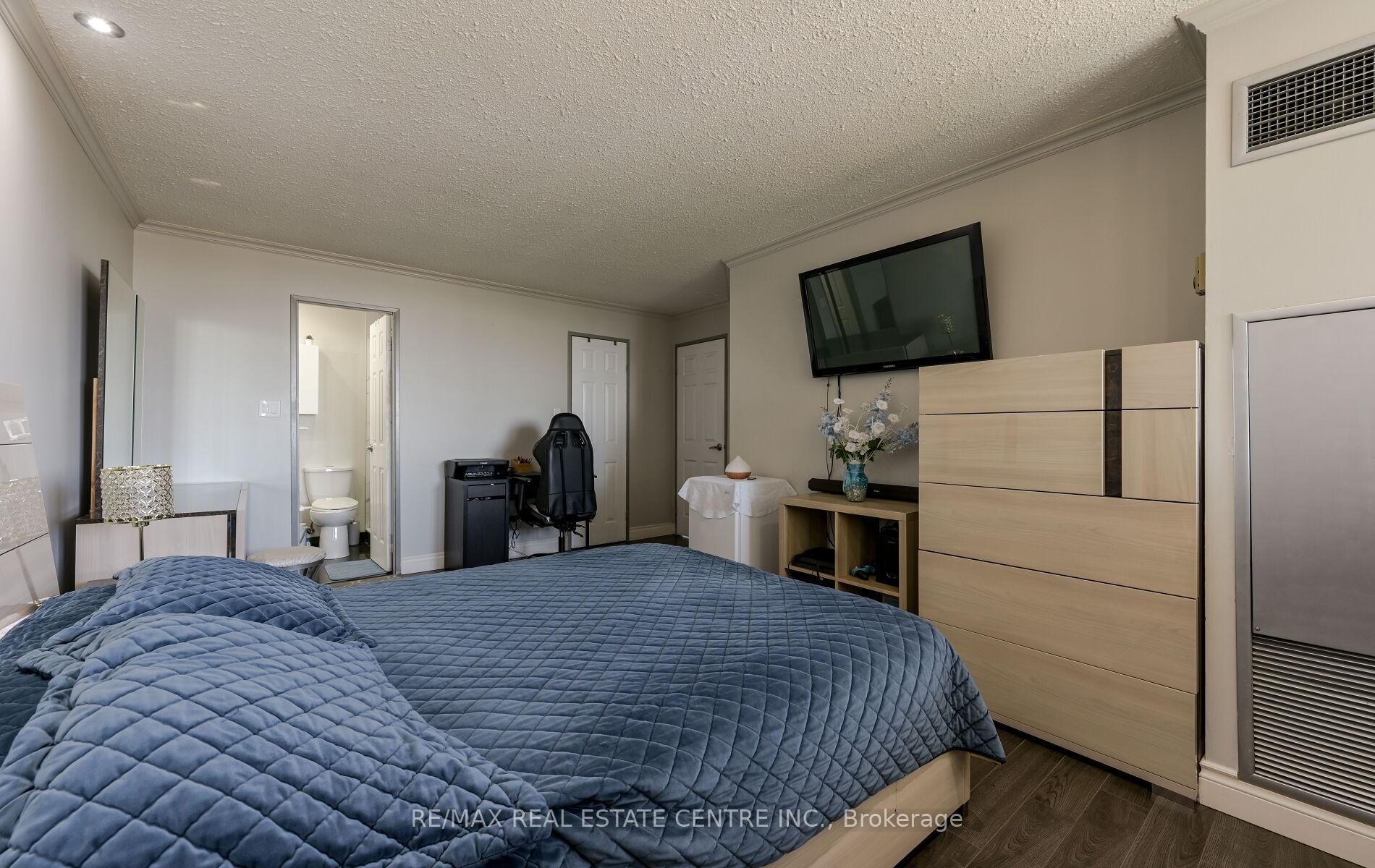 3 Bedrooms Condo at 200 Robert Speck, Mississauga For sale