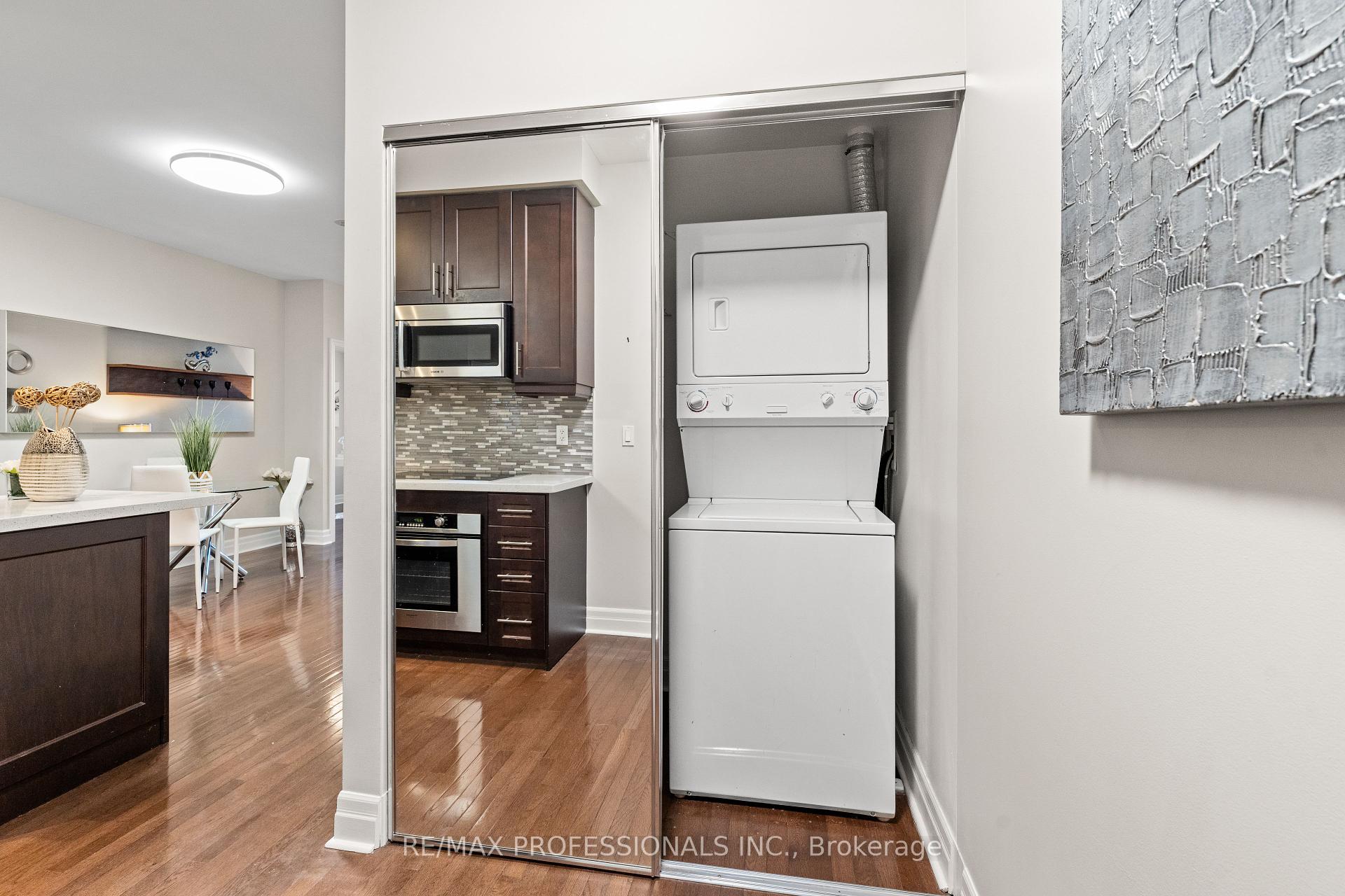 2 Bedrooms Condo at 35 Balmuto,  Toronto For sale