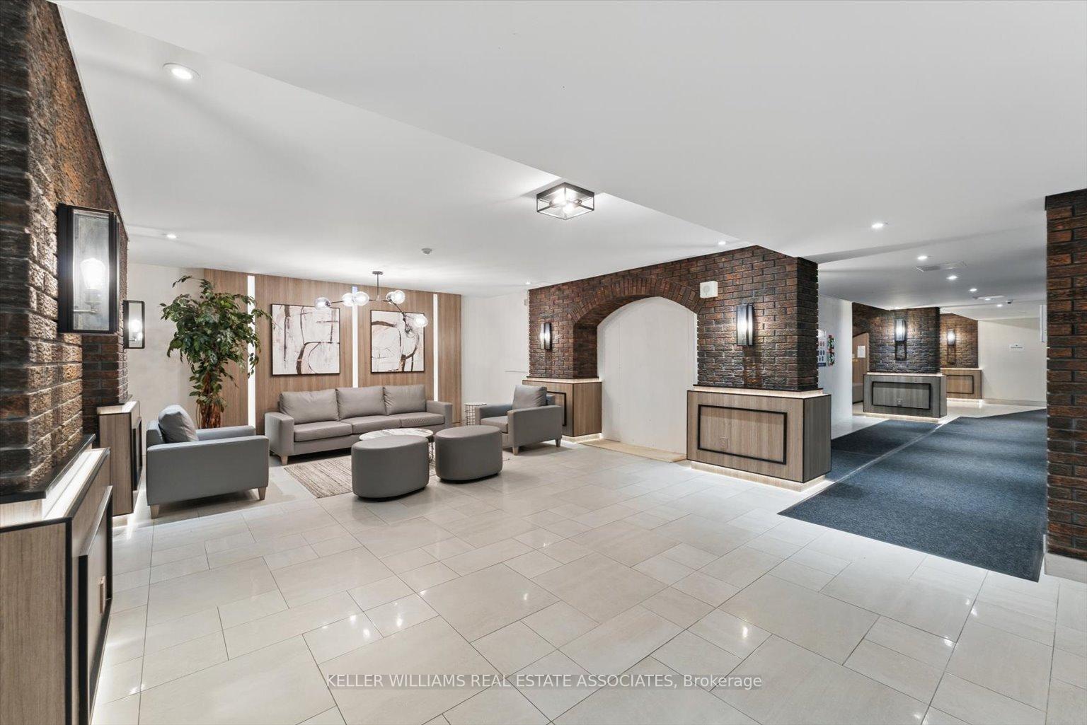 2 Bedrooms Condo at 966 Inverhouse, Mississauga For sale