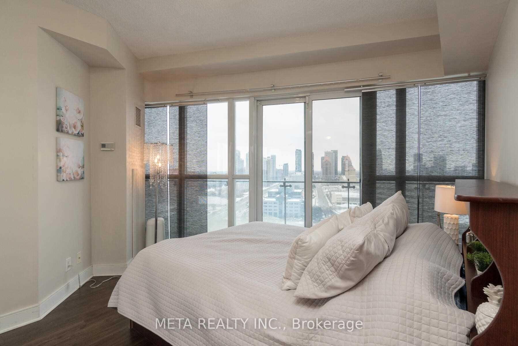 2 Bedrooms Condo at 50 Absolute, Mississauga For sale