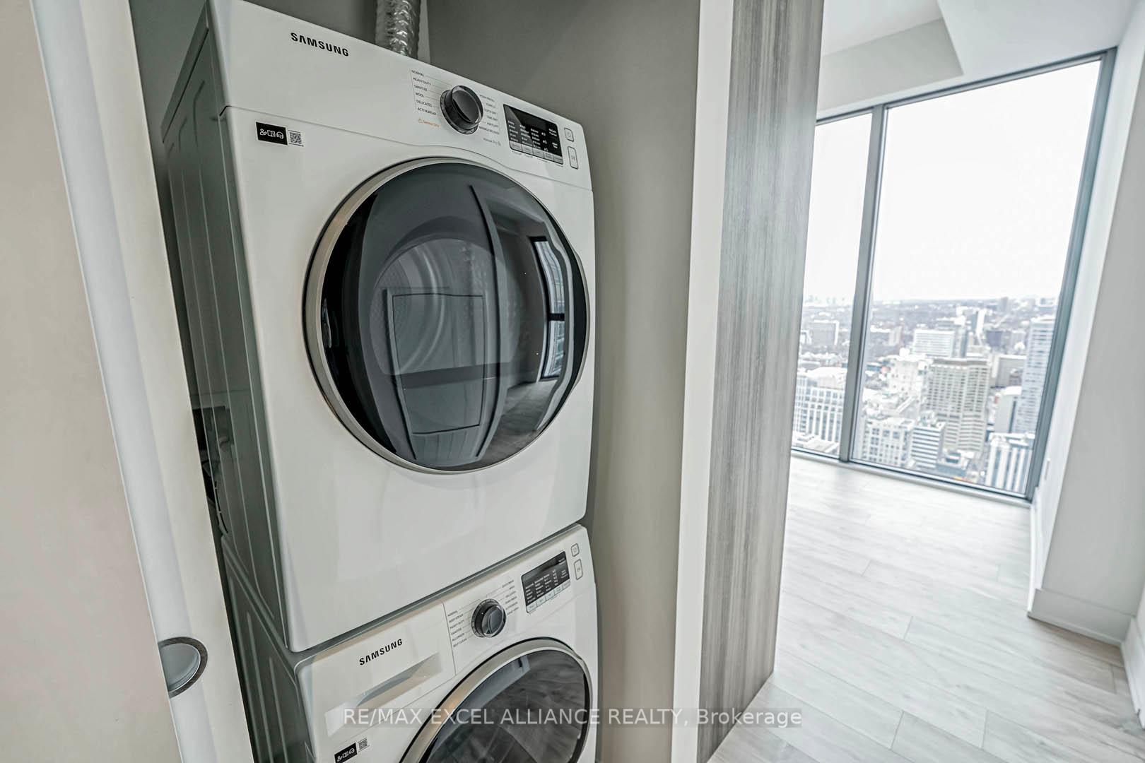 2 Bedrooms Condo at 8 Cumberland,  Toronto For sale