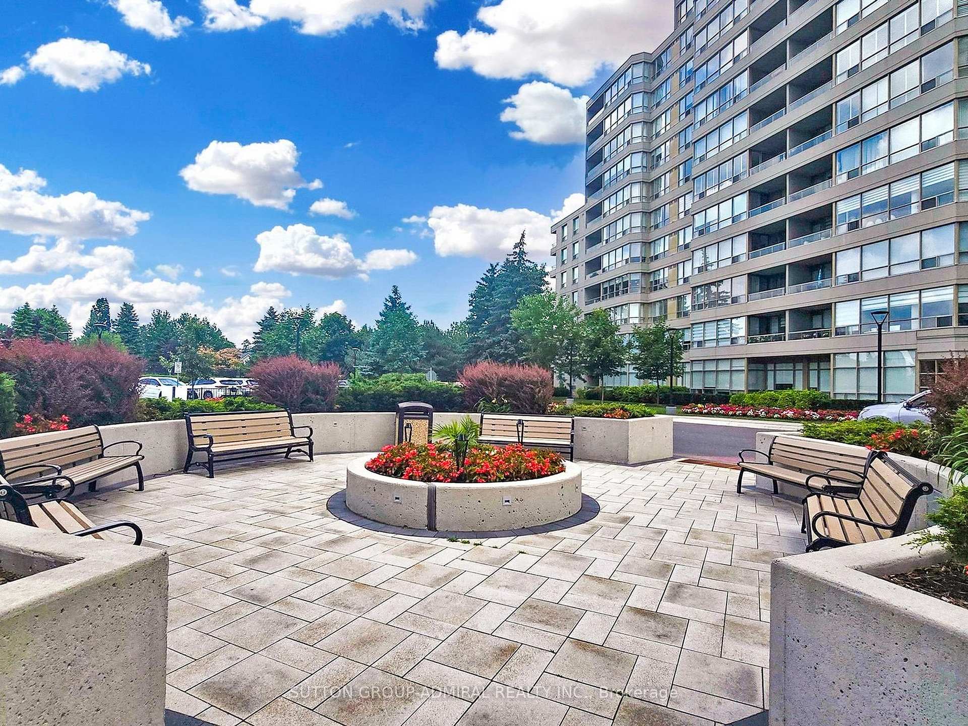 2 Bedrooms Condo at 11 Townsgate,  Vaughan For sale